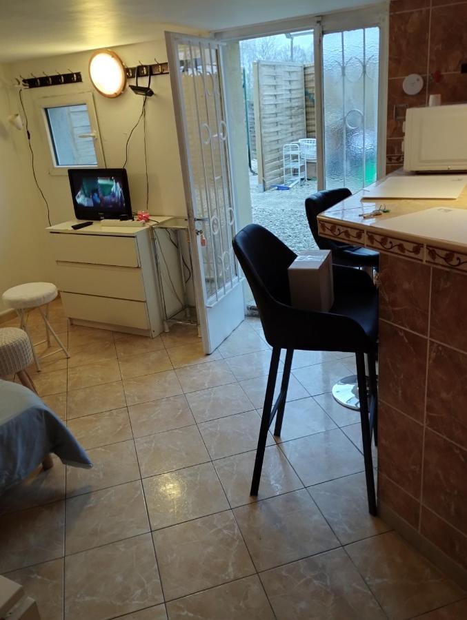 Studio Meuble Avec Piscine Partagee La Ferte-Gaucher Экстерьер фото